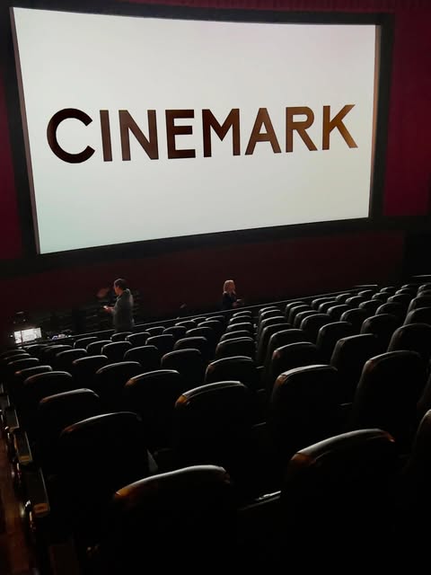 Proyección en sala, trabajo realizado por Okram Streaming