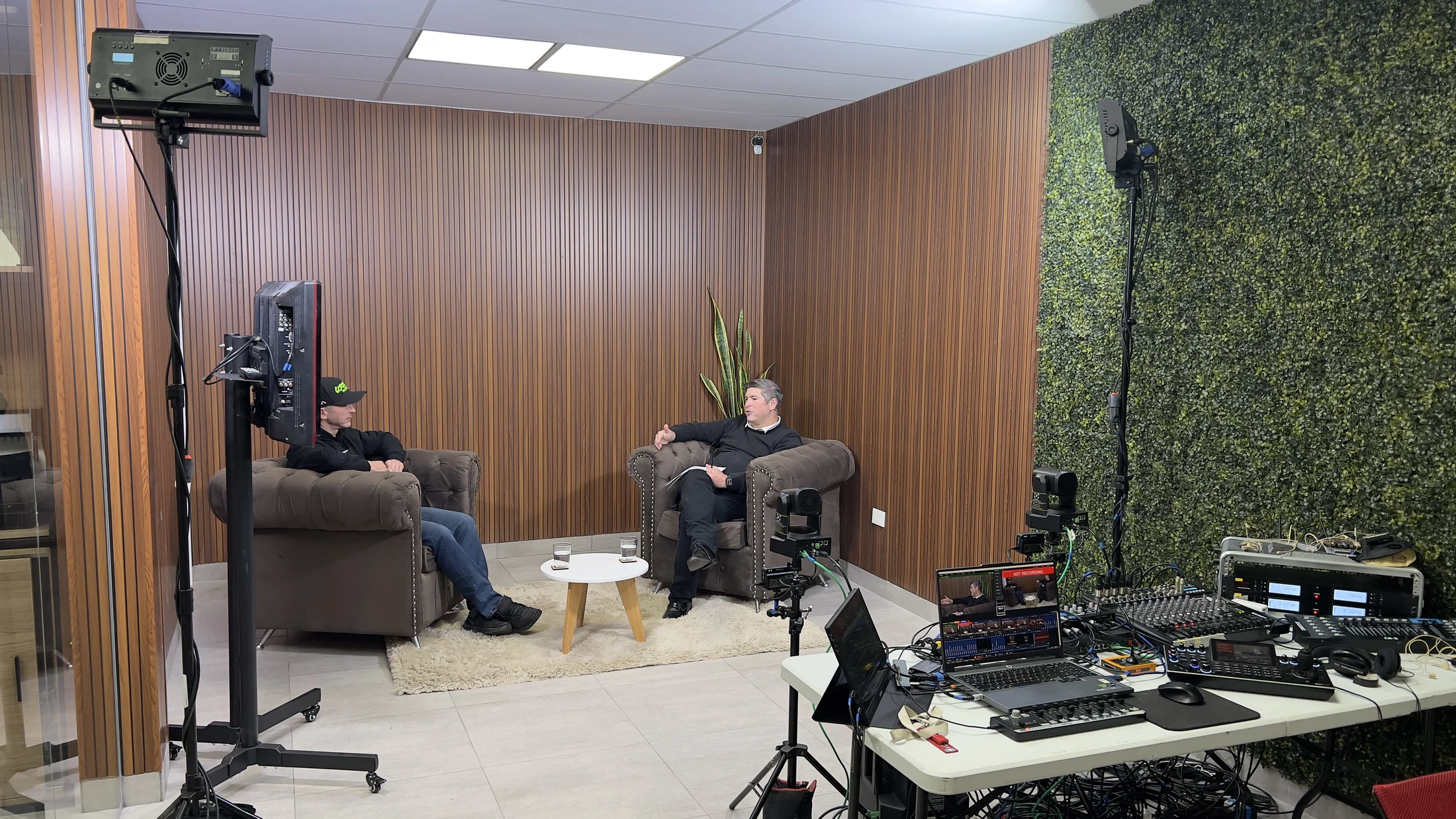 Estudio de podcast equipado y operado por Okram Streaming